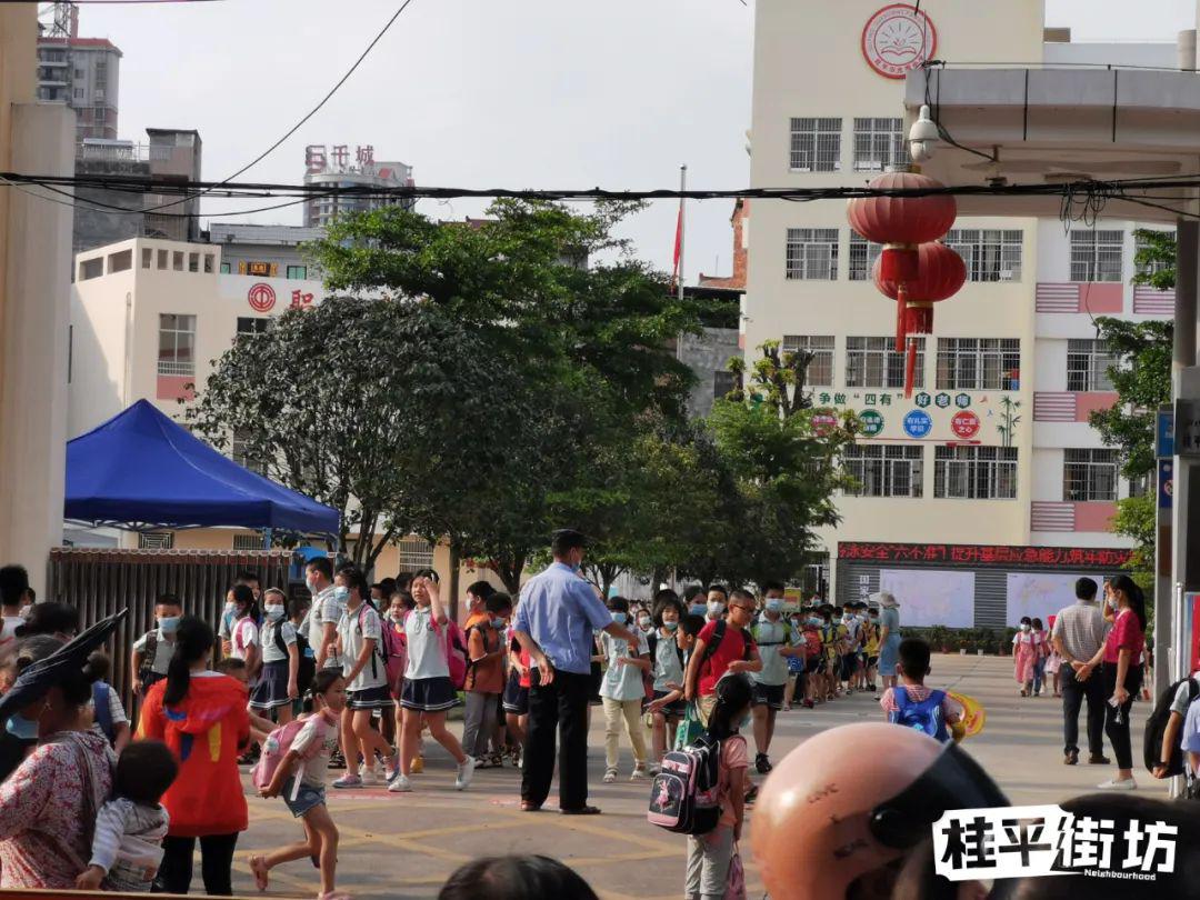 久违了实拍桂平市光明小学放学后的场景