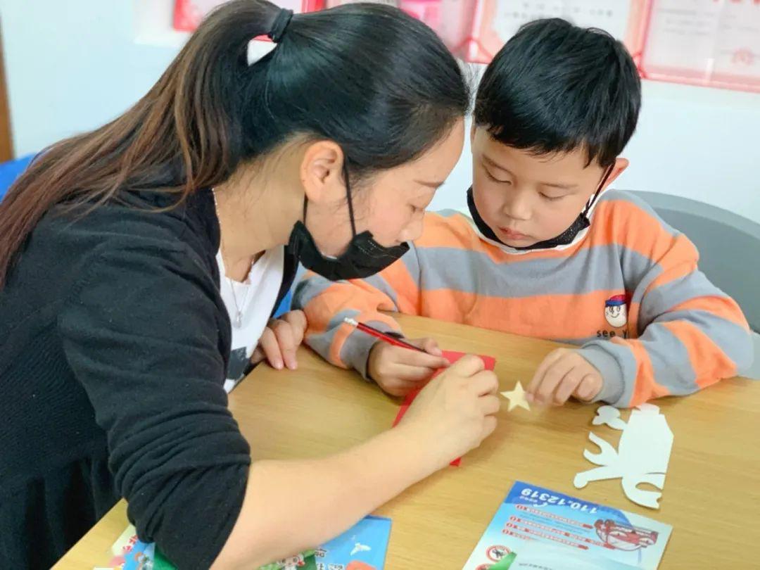 非遗在社区撕纸展魅力海韵社区举办撕纸技艺传习活动