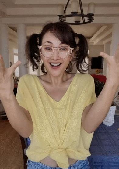 47岁牛莉扎双马尾"扮嫩"出镜 年过半百皮肤紧致身材太妙了