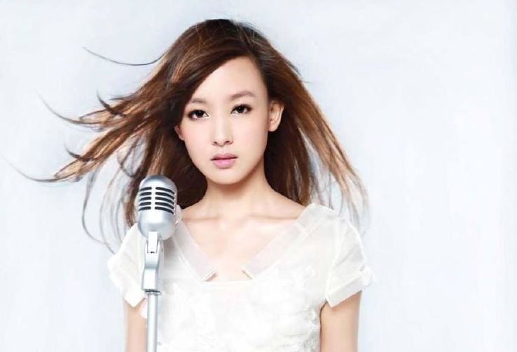 十年前靠声音走红,当演员无人问津,如今红遍全国_周奇奇