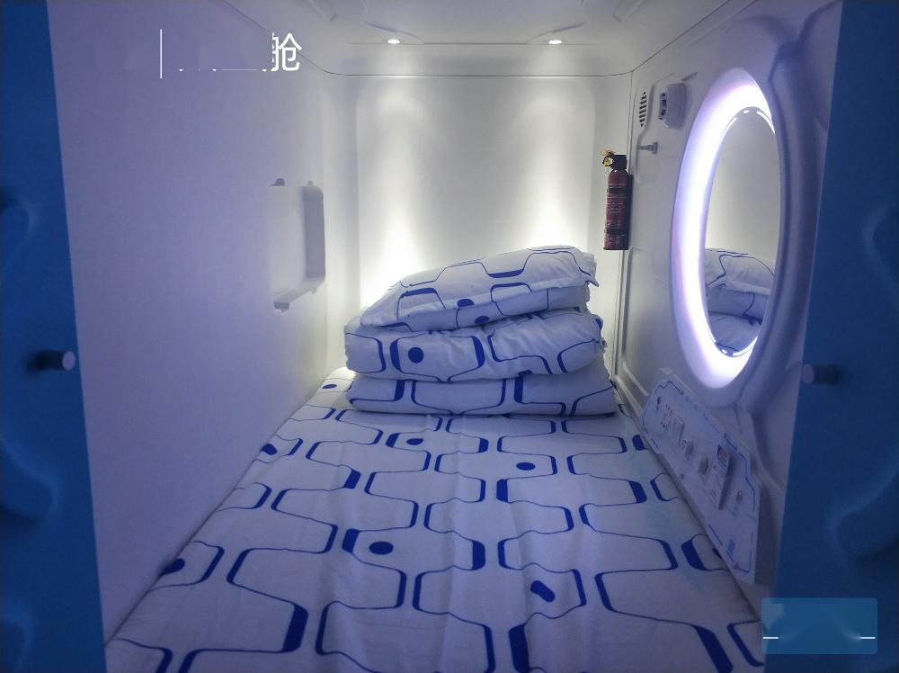 舱住宿61入住太空舱途中可以看到香港珠澳大桥的人工岛深圳蛇口往返