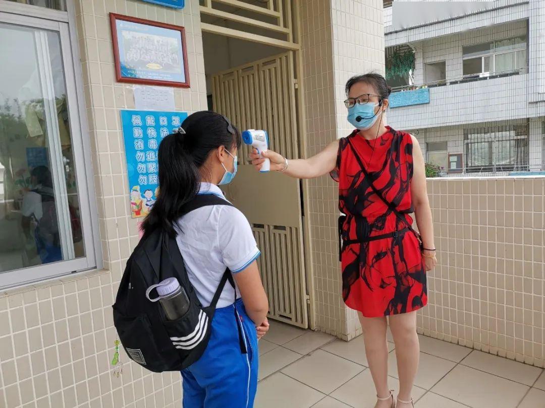 门口测温△苏东霖中学△彭冲湾小学△龙湾学校△城中街道中心小学家长