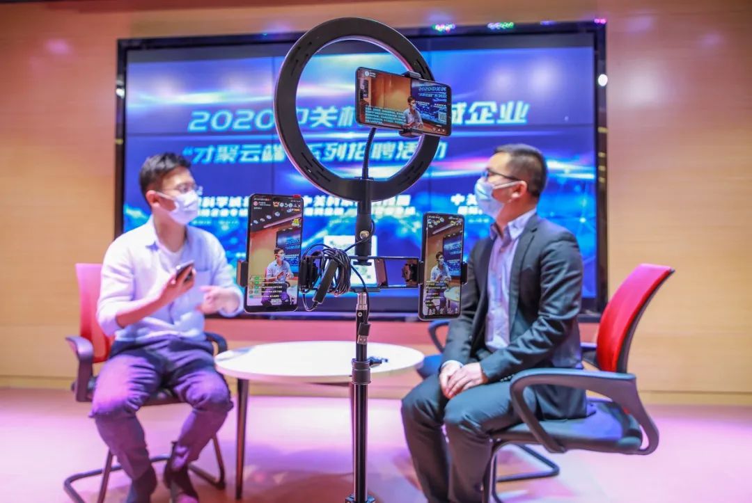 易诚互动公司的负责人也做客直播间现场进行了企业文化介绍发布了岗位