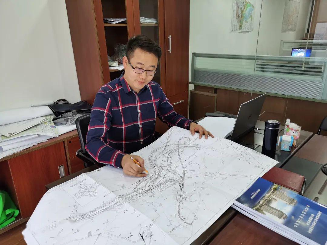 尖兵故事丨梁海文左手比互通右手画彩虹