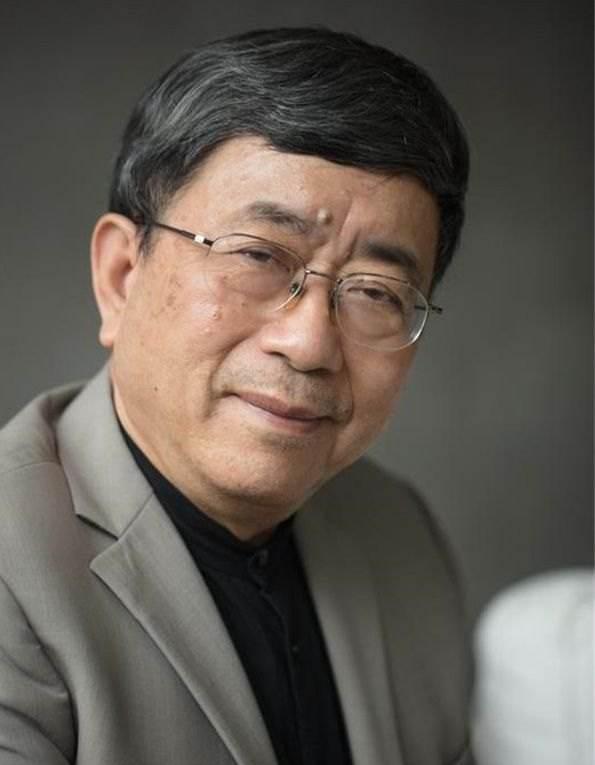 不过并没有在第一次见面时表露明显,对李红念念不忘的余秋水,有空就去