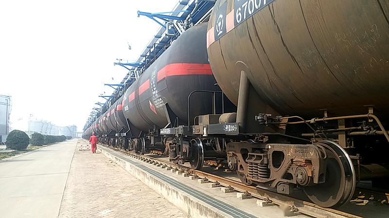 陕西省境内最大的石油商业储备库正在快马加鞭进行火车装油.