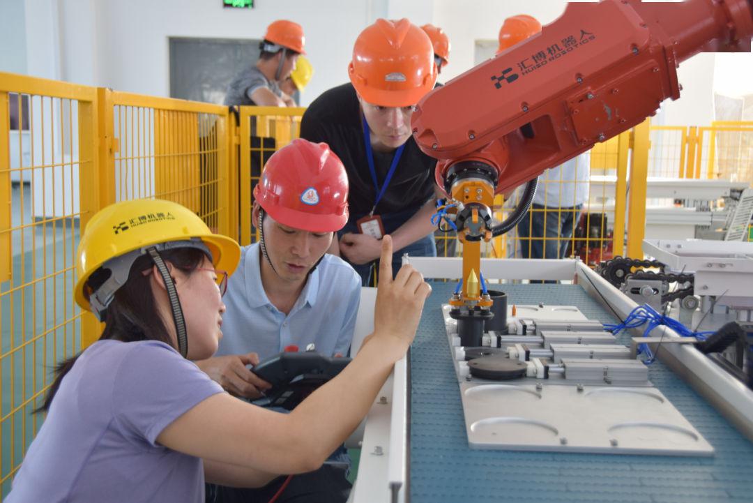 走进汇博机器人学院