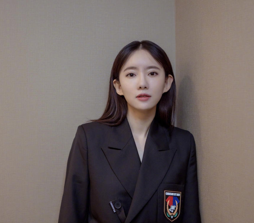 原创刘萌萌夏季日常穿搭身穿西装套装看起来既清纯又有女强人气场