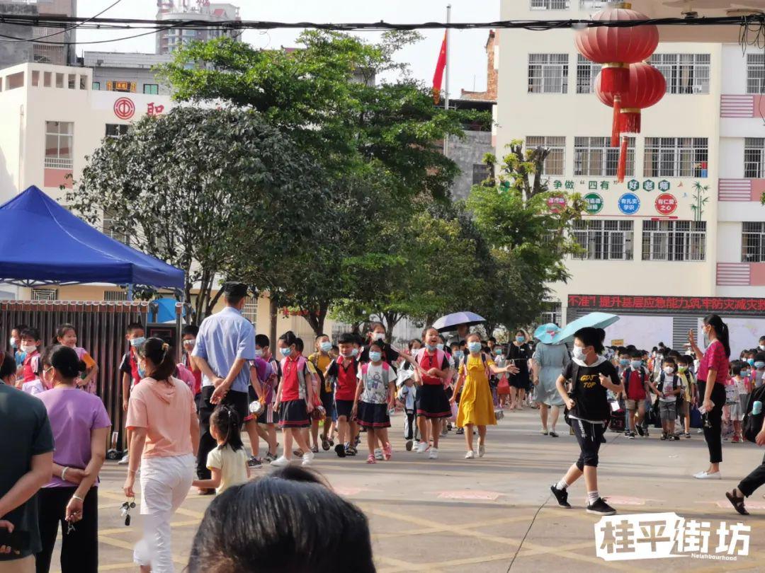 久违了实拍桂平市光明小学放学后的场景