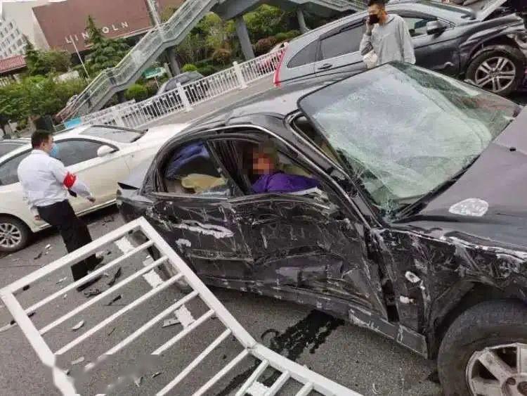 惊险黑色轿车横冲直撞现场一片狼藉巴士好司机挺身而出救助伤者