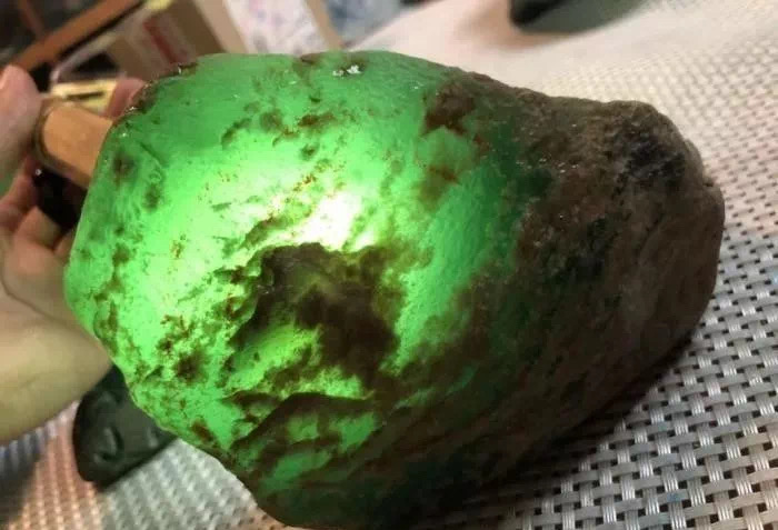 为什么"脱沙"的翡翠原石价格如此高昂?_冰种