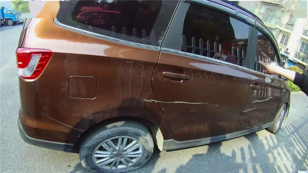 杭州一小区里的面包车被人恶意损坏,民警调查后……原因出乎意料