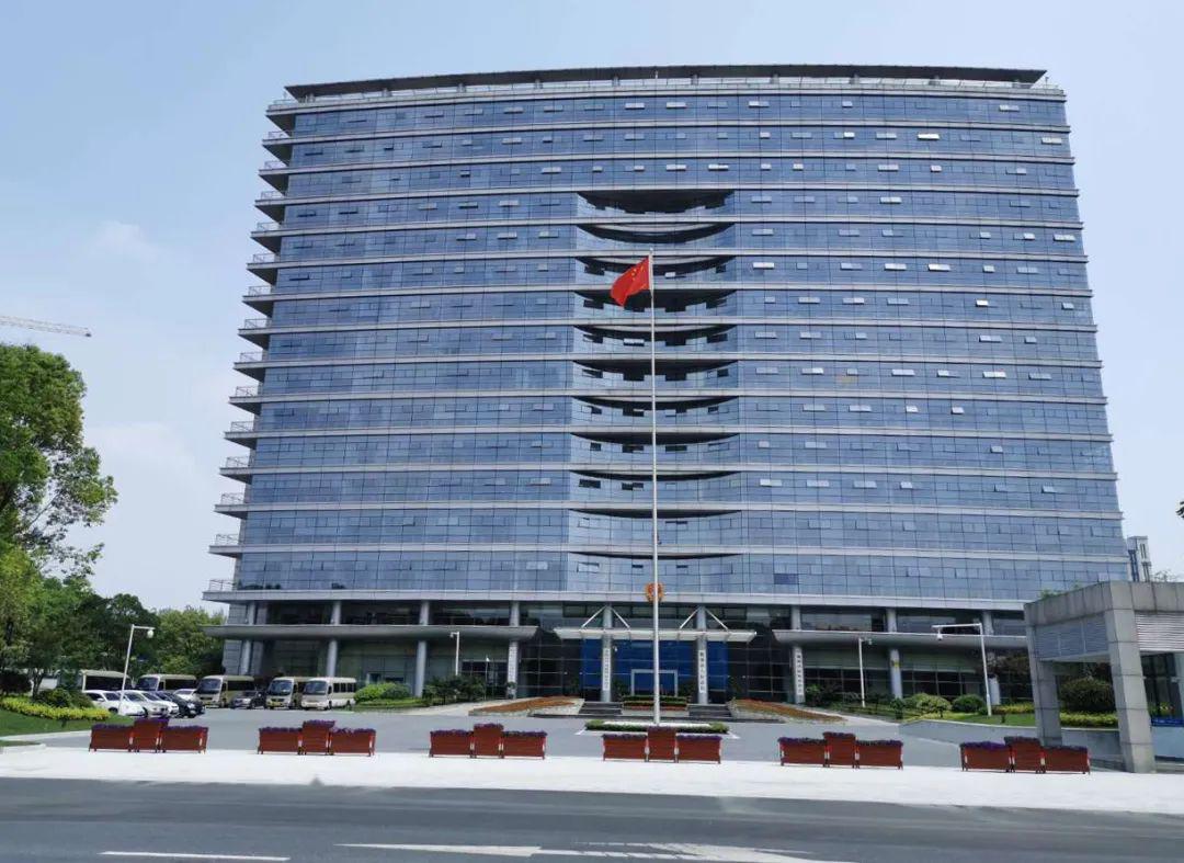 赞衢州市行政中心大院拆墙透绿还绿于民