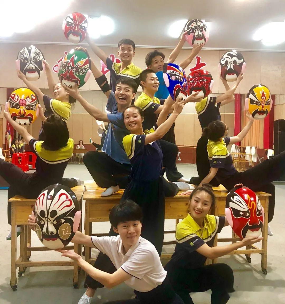 大幕一拉开我们就能演疫情下华罗庚艺术团的坚守之路