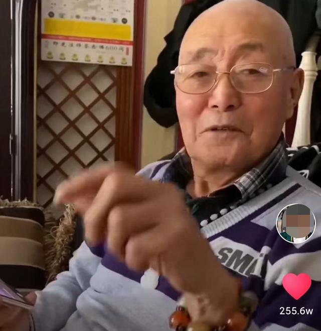 东北网红姥爷王福祥,网红盘锦耀阳家庭背景插图(9) 80岁的东北姥爷,靠“捡破烂”走红网络,背后模式引发深思