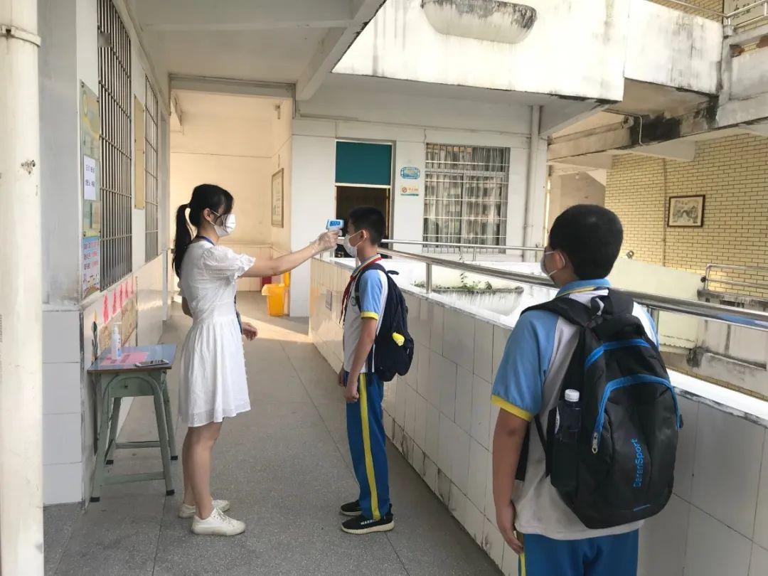 门口测温△苏东霖中学△彭冲湾小学△龙湾学校△城中街道中心小学家长