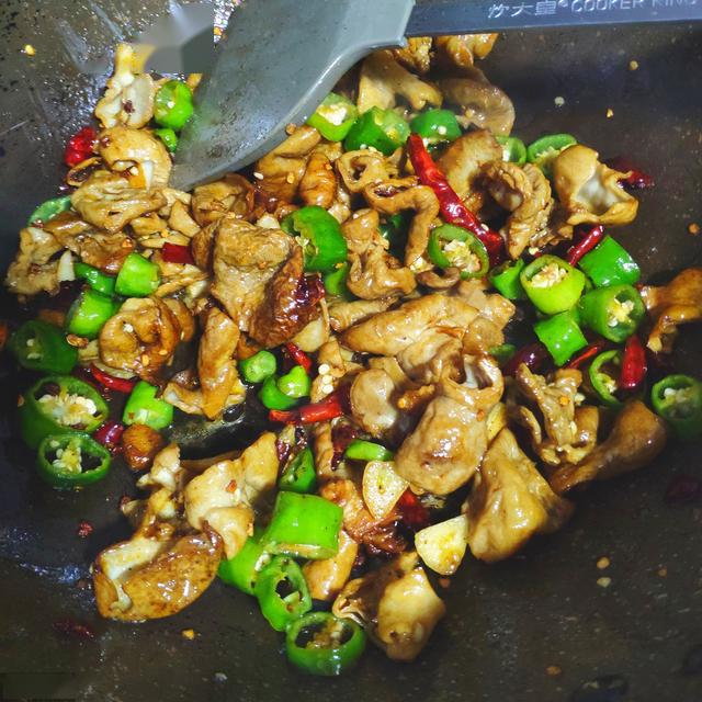 辣椒肥肠直接下锅炒?难怪腥味重还咬不动,炒前加一步软烂又美味