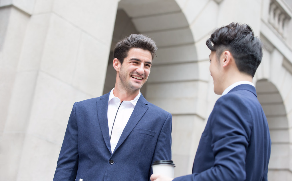 原创跟领导一起走路什么情况该走前面什么情况该在后面跟随学问很大