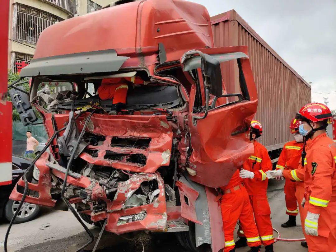 s237省道洪阳路段发生车祸车头变形严重司机被困