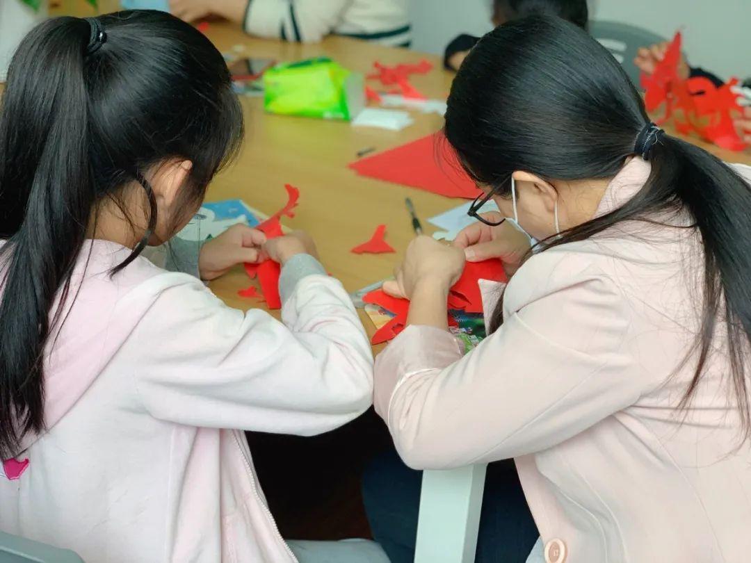 非遗在社区撕纸展魅力海韵社区举办撕纸技艺传习活动