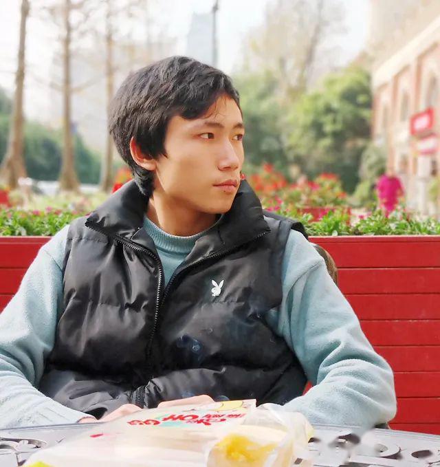 就业回访23岁的奶爸模型师张华志