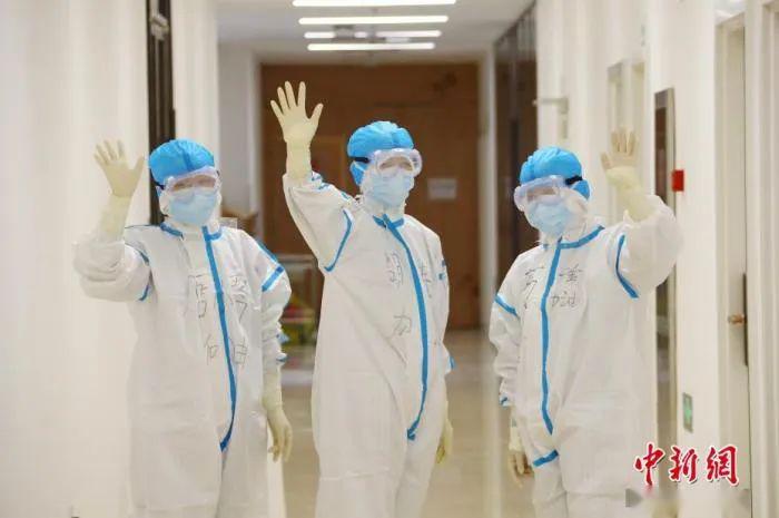 带领患者积极锻炼,提供心理疏导, 资料图:在湖北"抗疫"一线奋战的护士