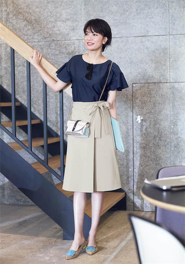 日本女孩就是会穿,用银色打造夏季清凉感,时尚又高级