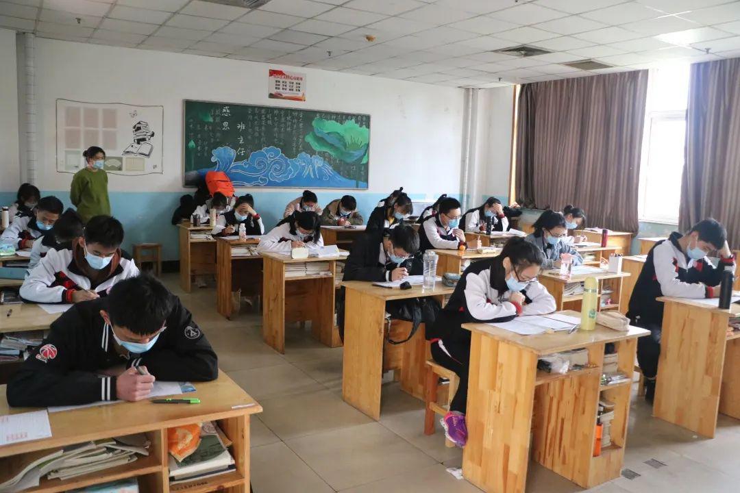 万杰朝阳学校:高三学子进行第二次模拟考试
