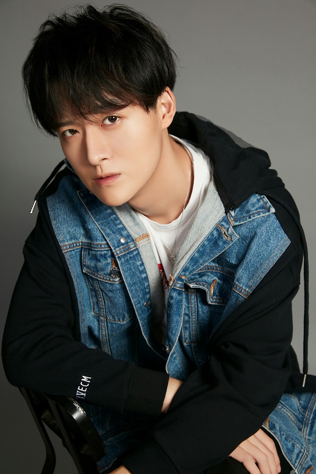 日前,演员傅方俊一组最新写真曝光,牛仔拼接外套内搭白色t恤,整体look