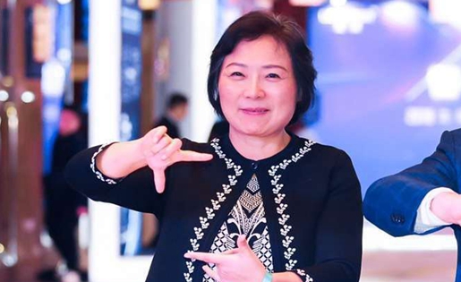 原创龙湖女老板吴亚军又登富豪榜把女儿也带成百亿富翁还会做旗袍