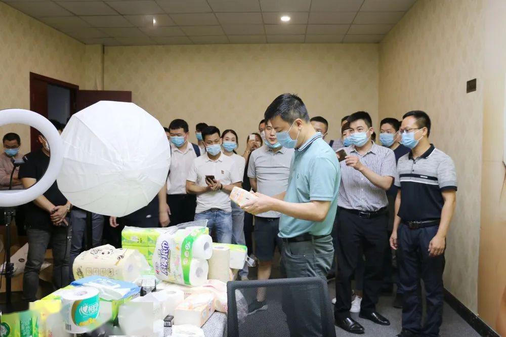 报道仑苍镇长黄毓琳带队前往晋江市石狮市参观电商直播商业模式