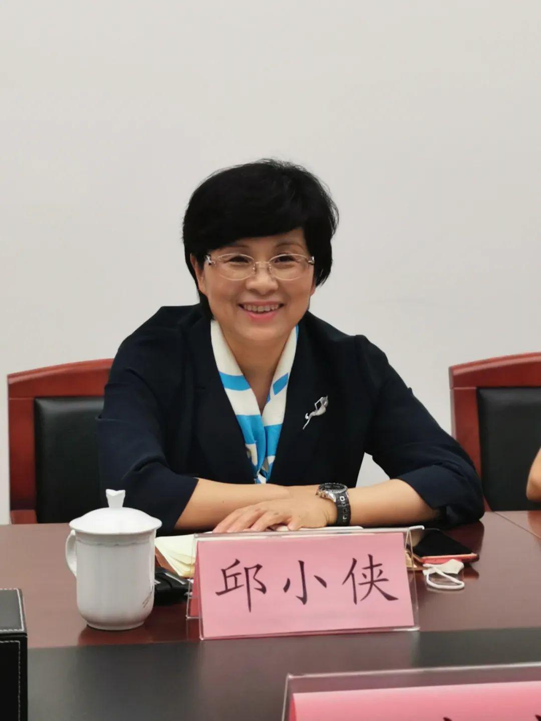 "邱小侠表示,市政务服务局将努力为各单位提供更优的平台,为群众提供