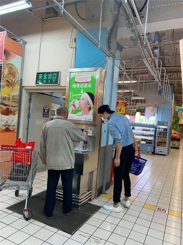 高云翔回国后首现身,独自购物背影落寞,细节显示与董璇复婚无望