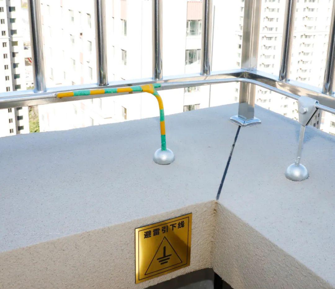 屋面避雷带引下线效果1采暖及给排水工程管道面漆粉刷效果穿墙管道