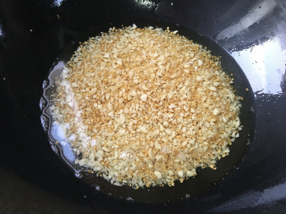 做蒜蓉酱时不要直接下锅炸多加1步蒜蓉比烧烤店的还要香