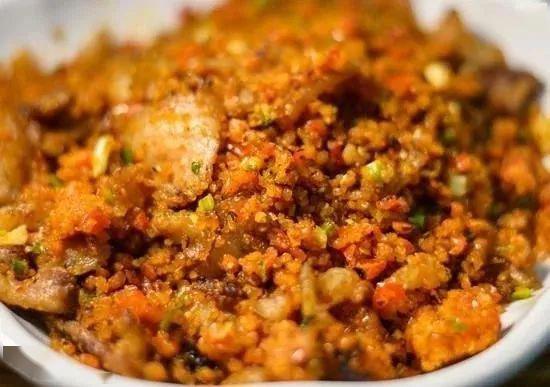 端上美酒佳肴,全族人齐齐围坐,大碗喝酒大口吃肉,共饮同乐;这即是湘西