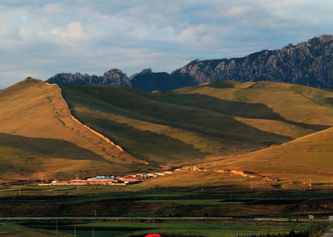 如今,作为河西走廊第一门户的险峡关隘,乌鞘岭的自然人文景观正吸引着
