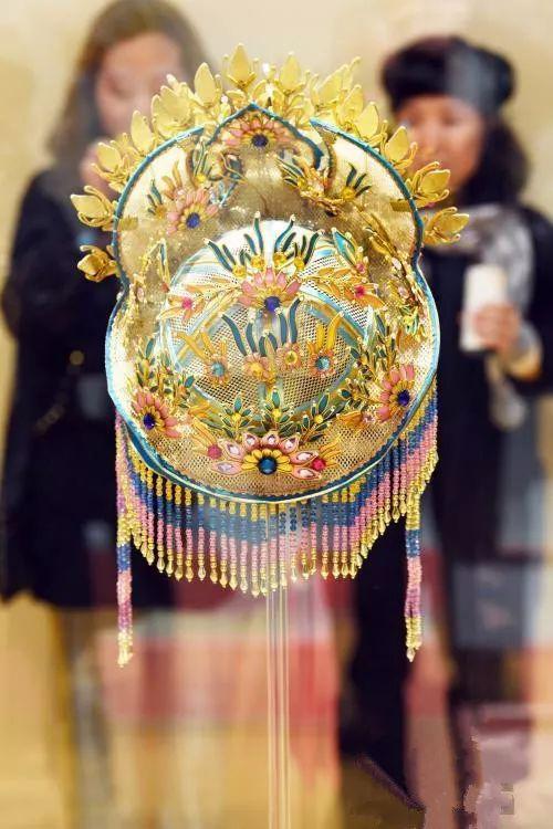 他用60年做出惊艳世人的凤冠霞帔!被称为粤剧界的"活字典"!一生一事,