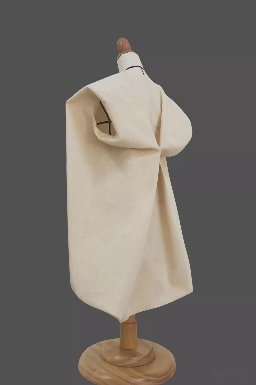 挖掉的领口,袖窿帮助我们在人台上确认布料摆放的位置,剩余的部分就