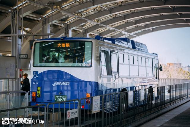 高架轨道上跑公交车司机像开火车带您见识名古屋的导轨巴士