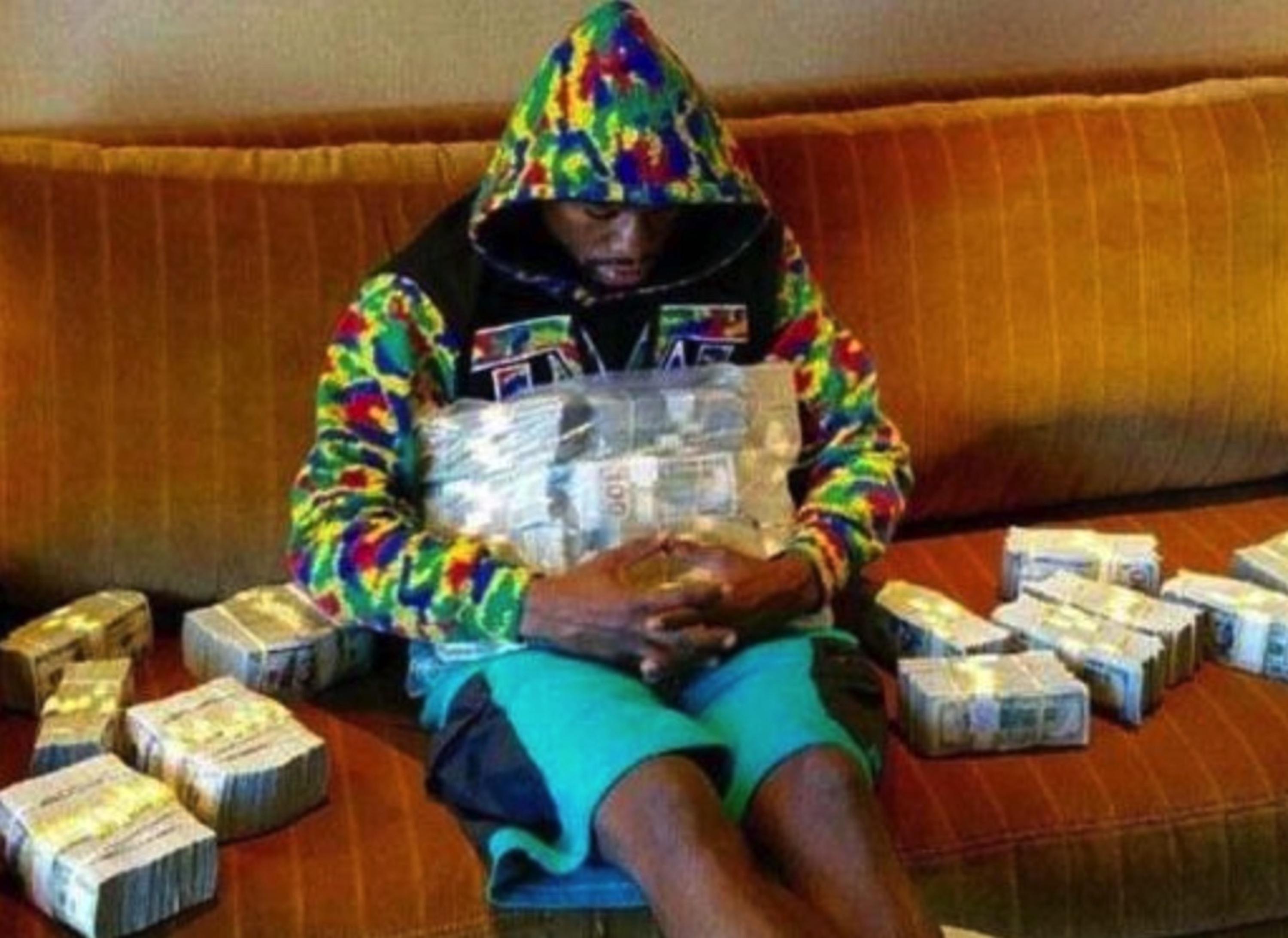 首先需要说明的是,梅威瑟能够如此高调地炫富,那肯定是身价不菲.