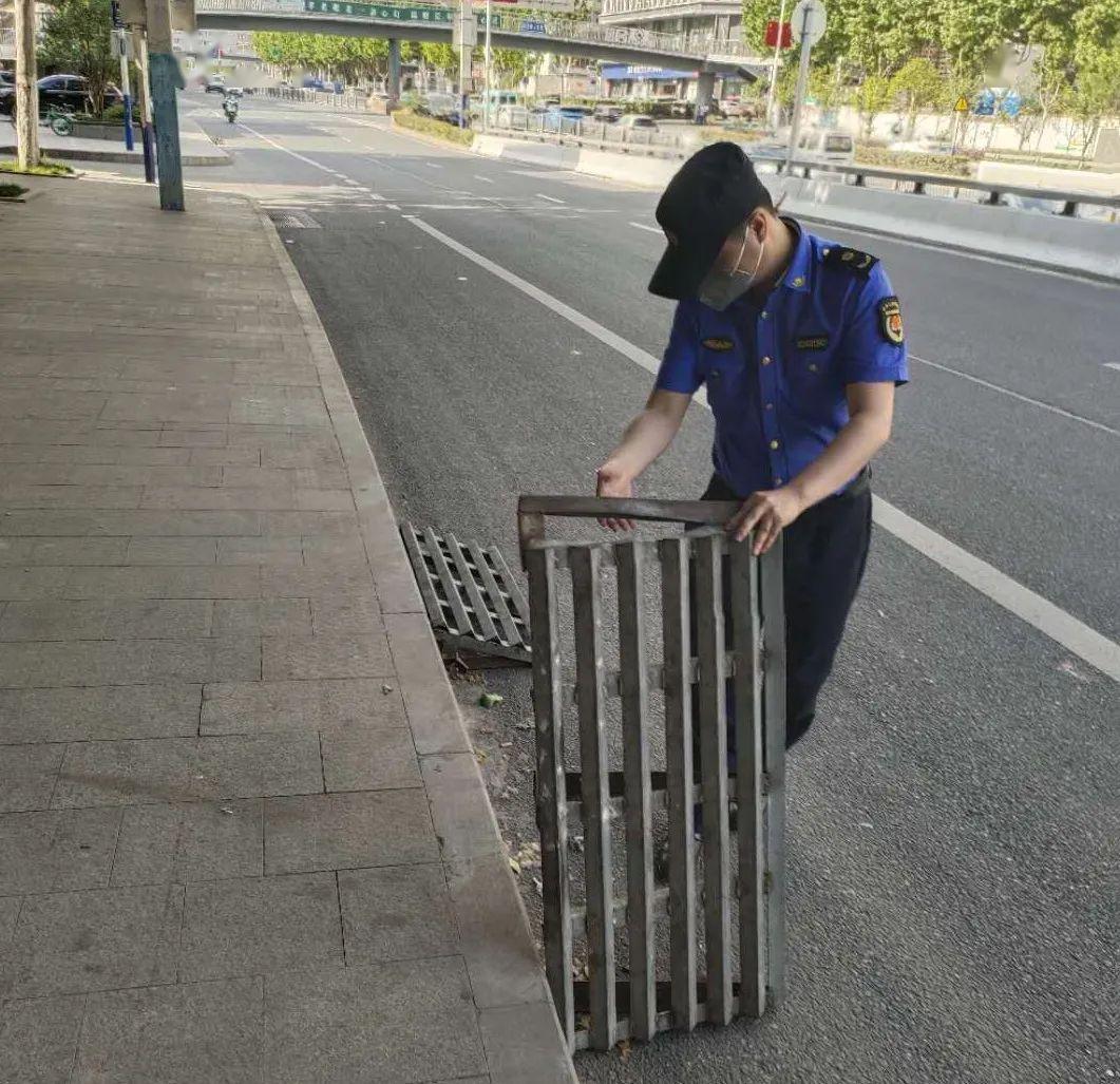 利用用铁架,钢板或混凝土等材质形成斜坡,用以连接机动车道,非机动