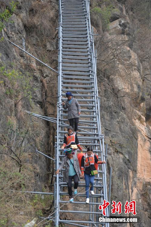 再见"悬崖村 四川凉山村民走下天梯搬新家