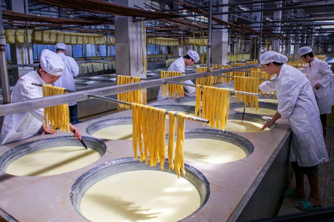 鹤城腐竹的传统制作方法是石磨豆浆,简易搭建炉灶,燃烧柴草加温的家庭