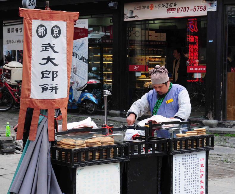 原創到杭州旅遊必去的河坊街百年老鋪老字號隨處可見