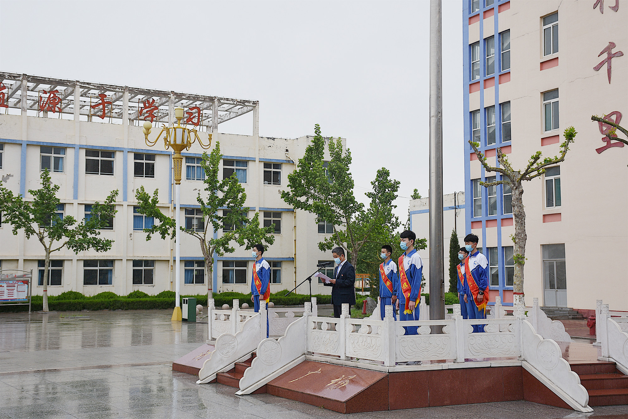 高青三中举行复学后第一次升旗仪式