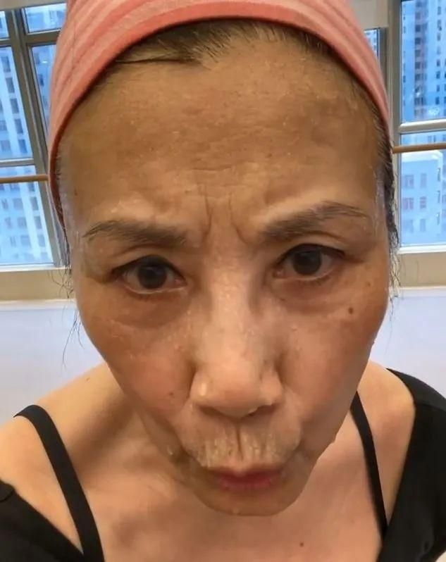 汪明荃素颜晒照,无畏72岁满脸的皱纹,心态好很阳光!