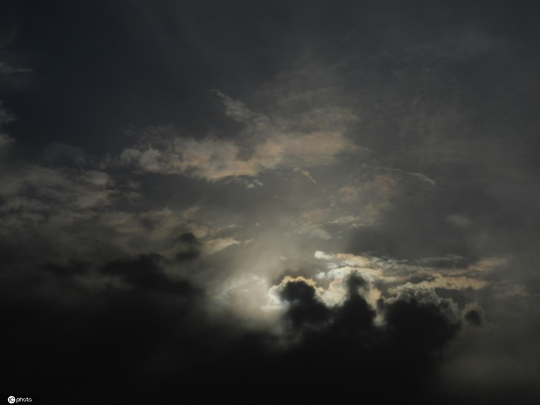 湖北宜昌傍晚时分天空乌云遮日 犹如"怪兽横行"