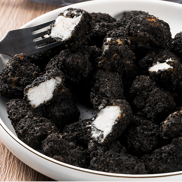 也是该产品的一大卖点这种黑到发亮的奇特外表再度提升了酷黑鸡块的