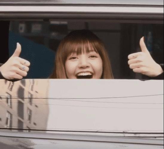 lisa不肯放下车窗粉丝跳起来拍到车内全景我没眼花吧